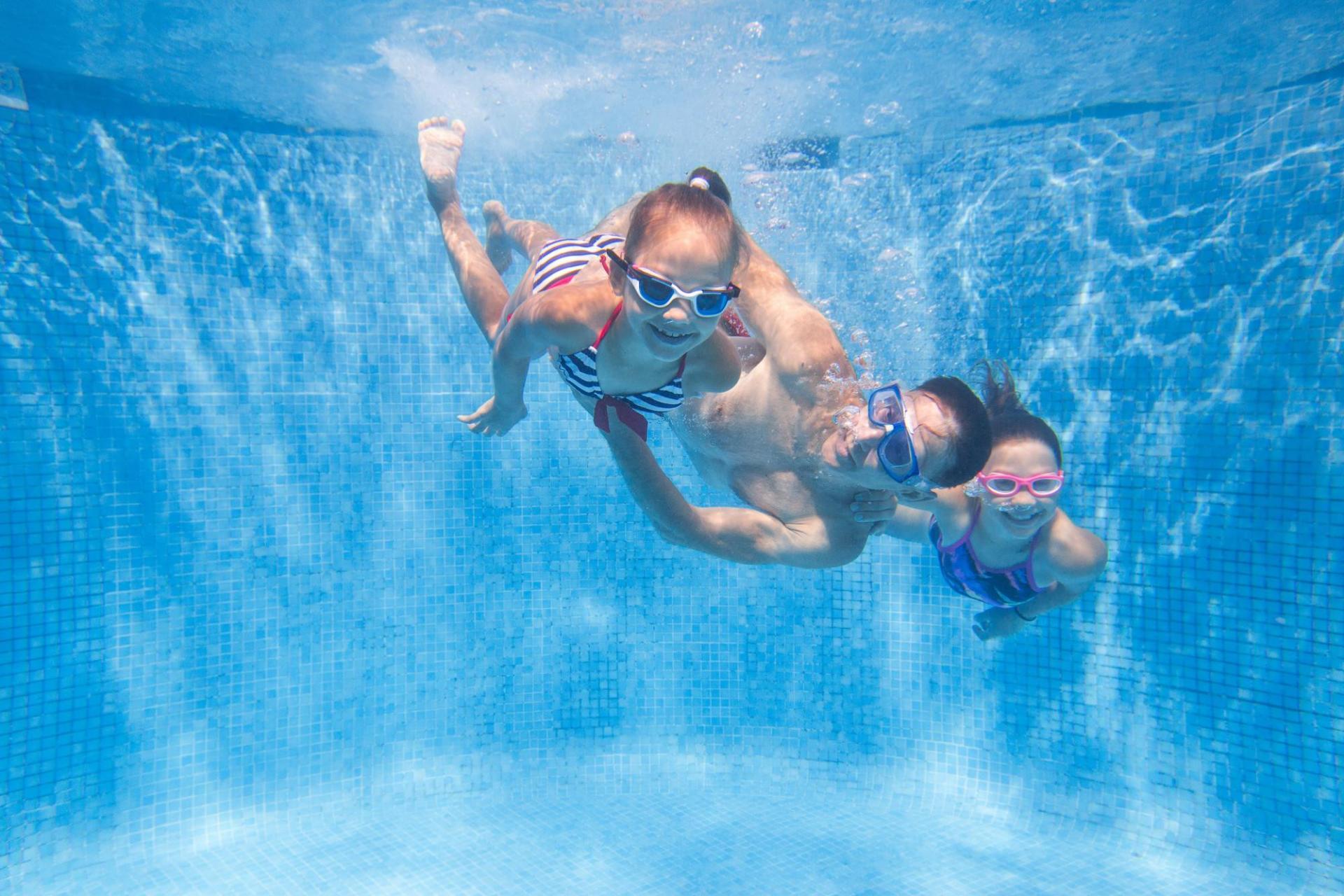 Piscina exterior y piscina para niños